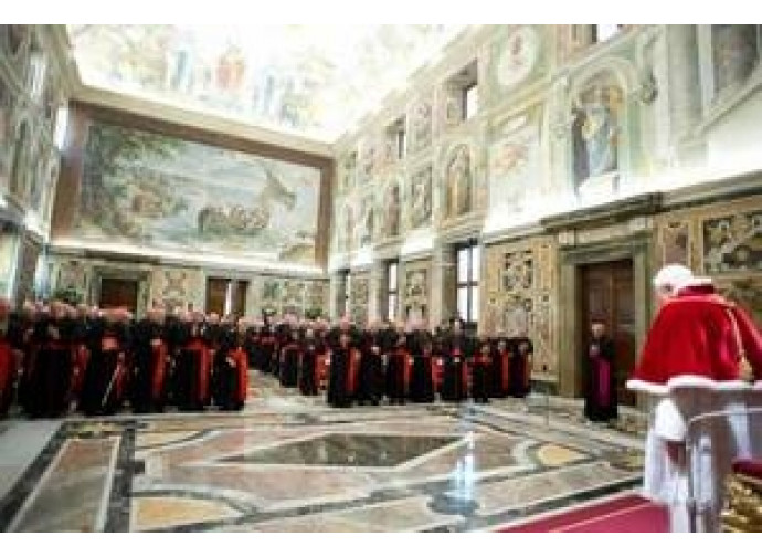 Il papa mentre rivolge l'ultimo discorso ai cardinali